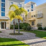 Palm Breeze Retreat In W Pool And Balcony By Lisbeyond Apartamento