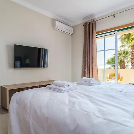 Apartamento Palm Breeze Retreat In W Pool And Balcony By Lisbeyond