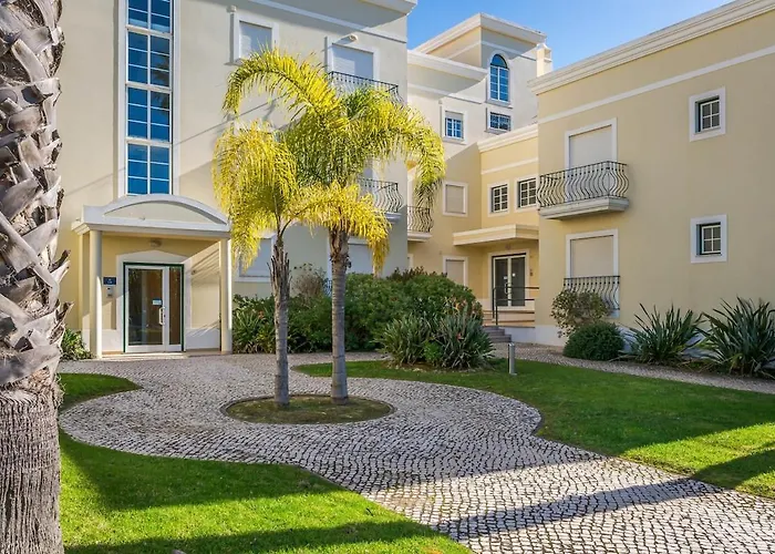 Palm Breeze Retreat In W Pool And Balcony By Lisbeyond Apartamento