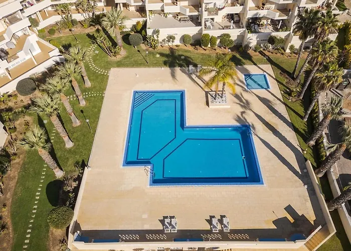 Apartamento Palm Breeze Retreat In W Pool And Balcony By Lisbeyond