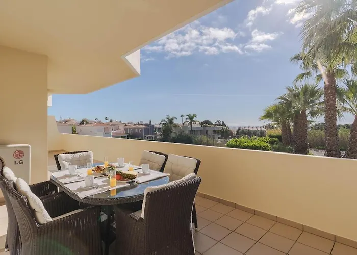 Apartamento Palm Breeze Retreat In W Pool And Balcony By Lisbeyond *