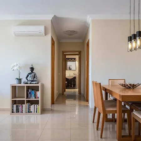 דירה Palm Breeze Retreat In W Pool And Balcony By Lisbeyond *