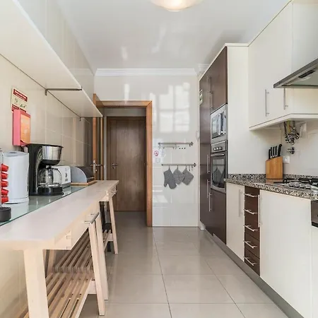 Palm Breeze Retreat In W Pool And Balcony By Lisbeyond * אלבופיירה