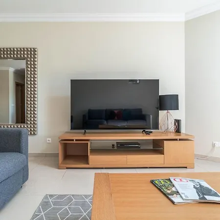 Palm Breeze Retreat In W Pool And Balcony By Lisbeyond Appartement