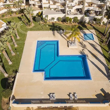 Appartement Palm Breeze Retreat In W Pool And Balcony By Lisbeyond