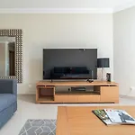 Palm Breeze Retreat In W Pool And Balcony By Lisbeyond شقة